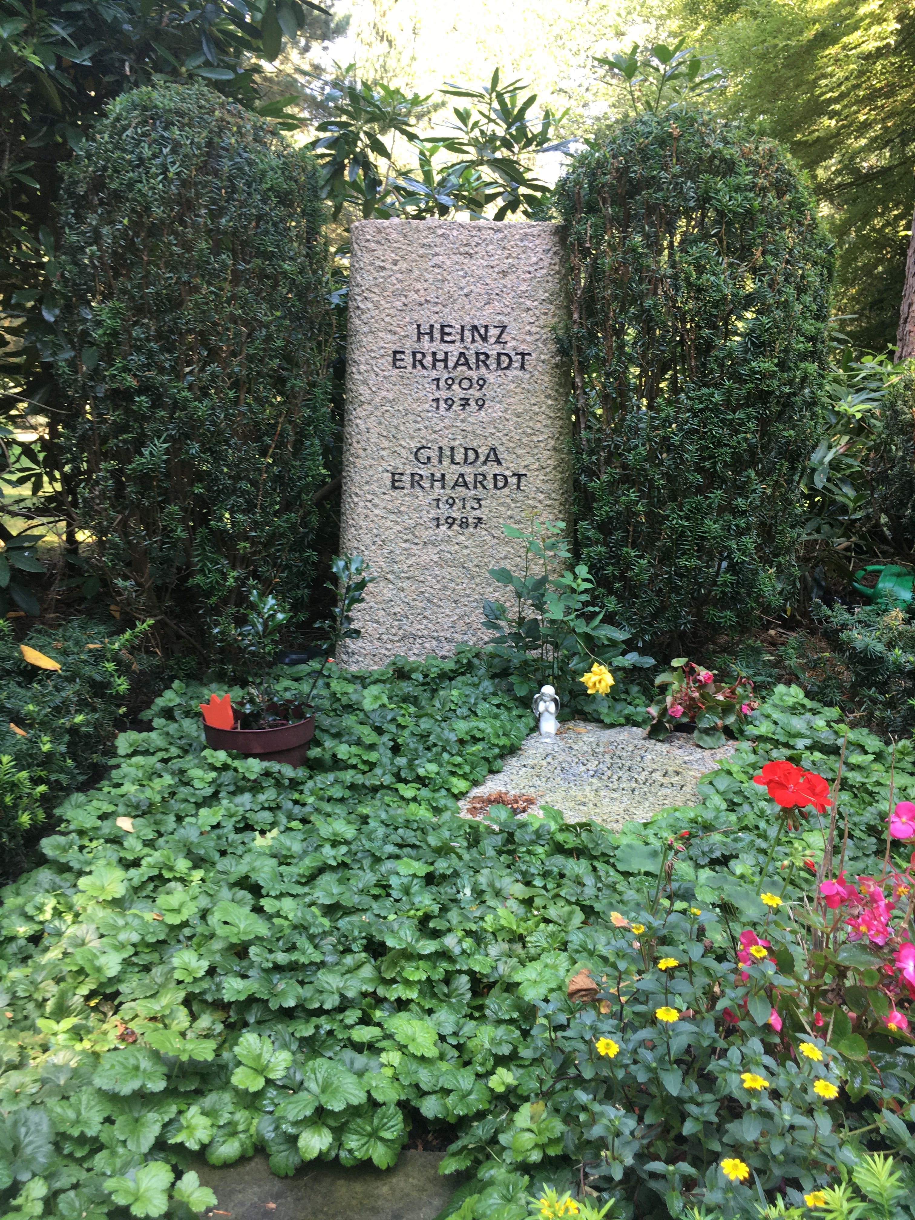 Grabstätte von Heinz Erhardt auf dem Friedhof Ohlsdorf