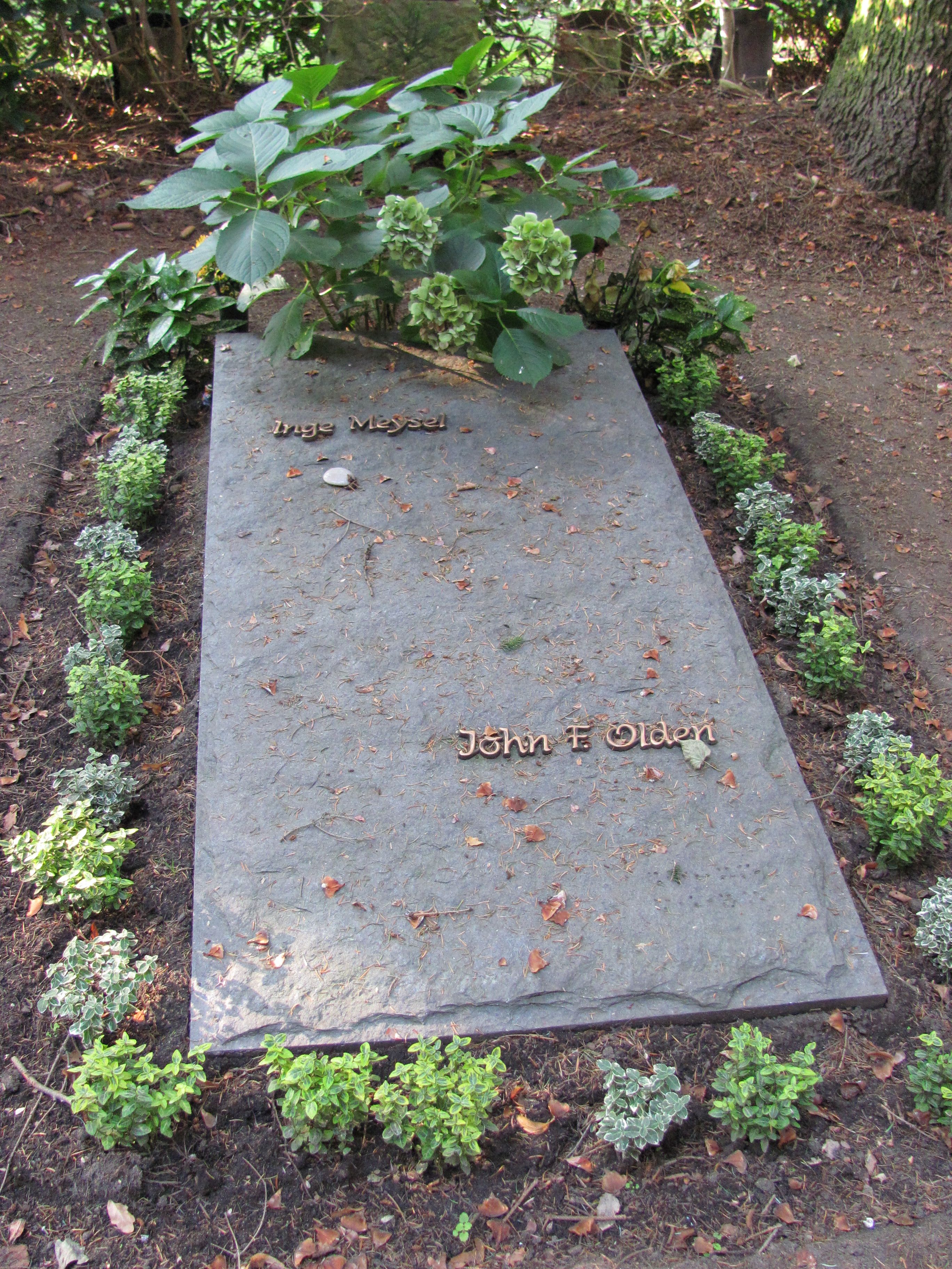 Grabstätte von Inge Meysel auf dem Friedhof Ohlsdorf