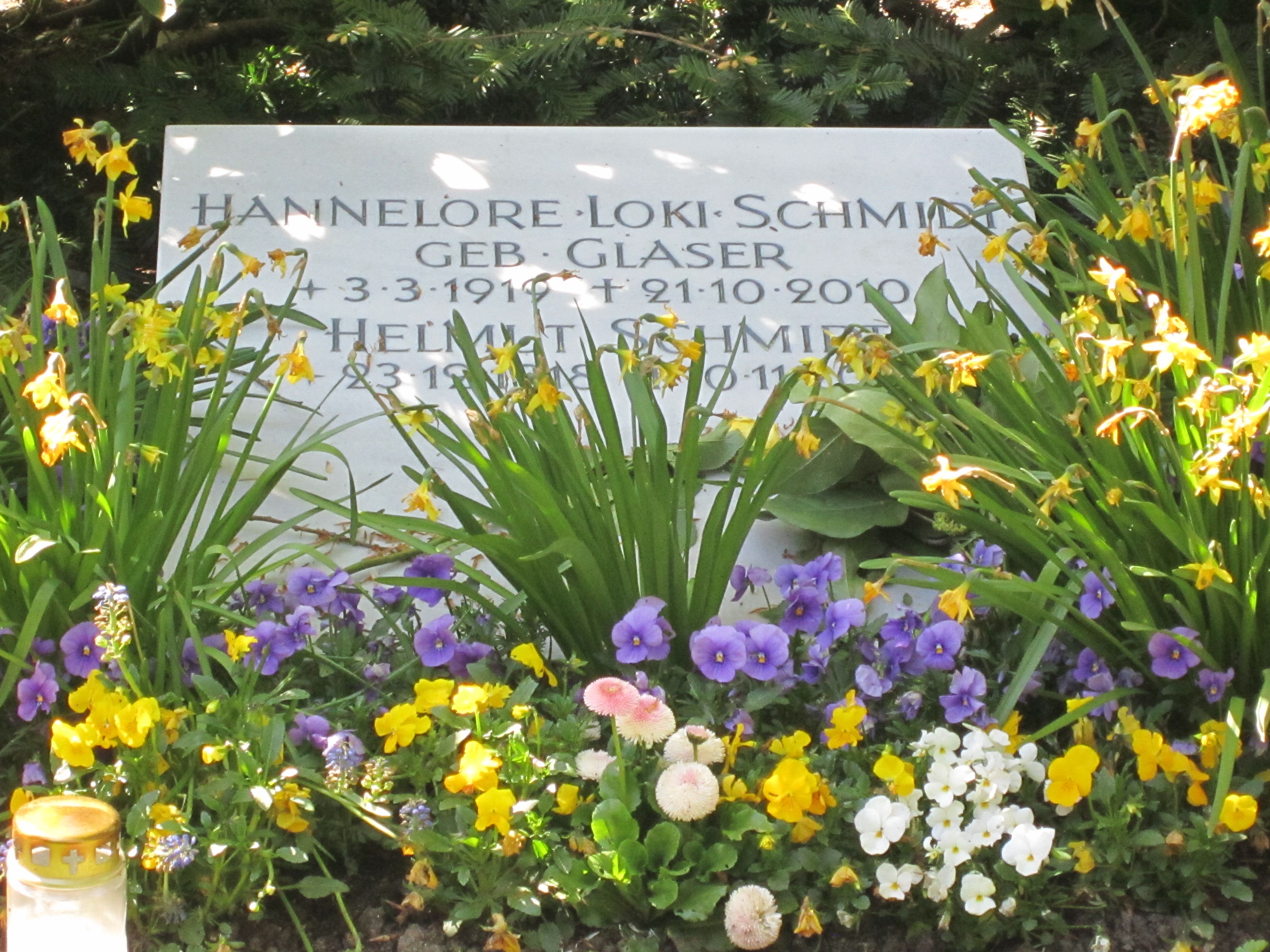 Gemeinsame Grabstätte von Loki und Helmut Schmidt auf dem Friedhof Ohlsdorf