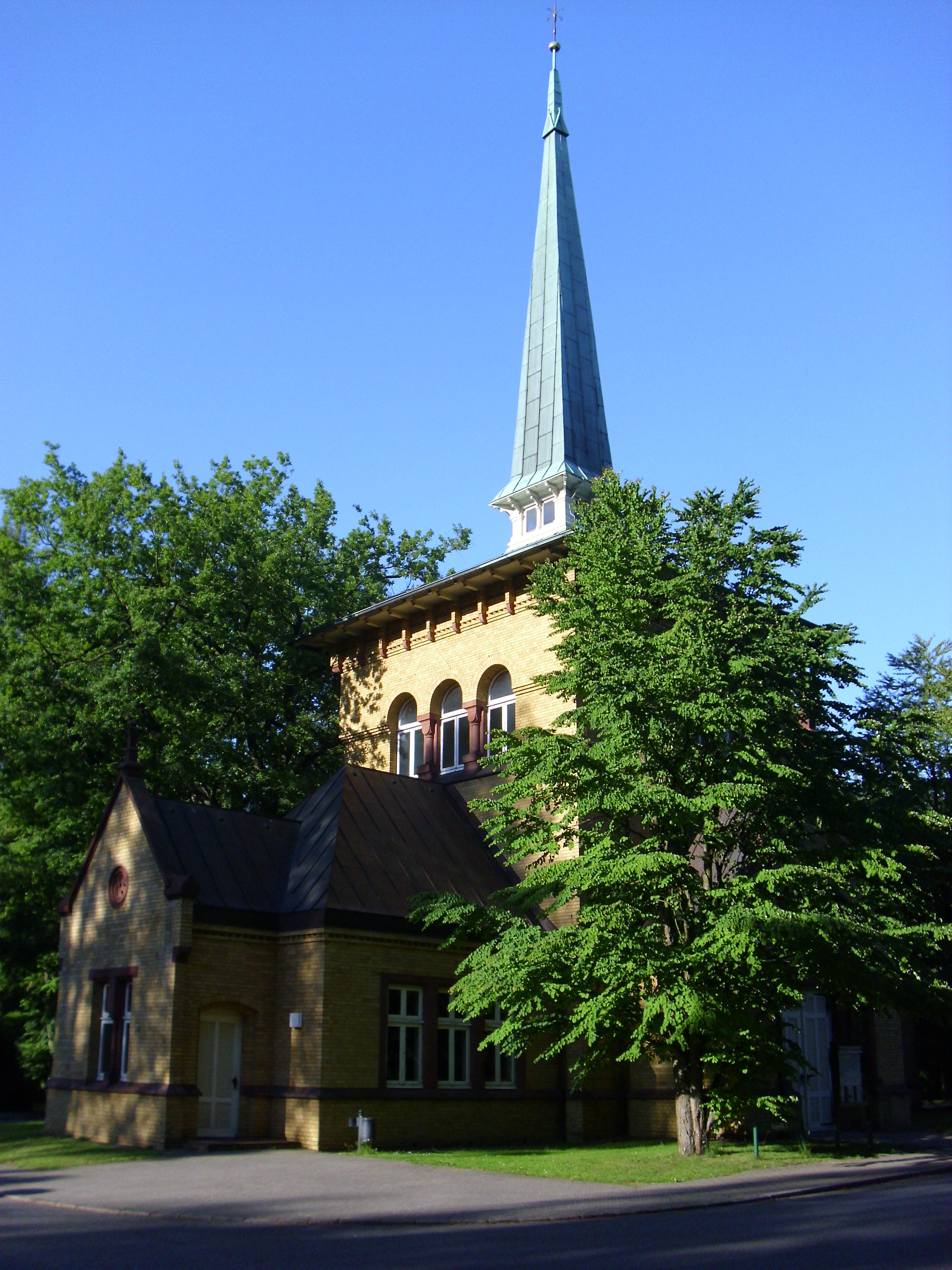 Historische Kapelle 2 zwischen Bäumen